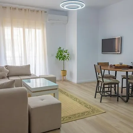 Sea Breeze With Huge Terrace, Prime Location شقة فلورا