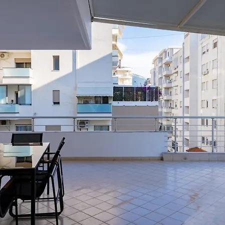 Sea Breeze With Huge Terrace, Prime Location فلورا